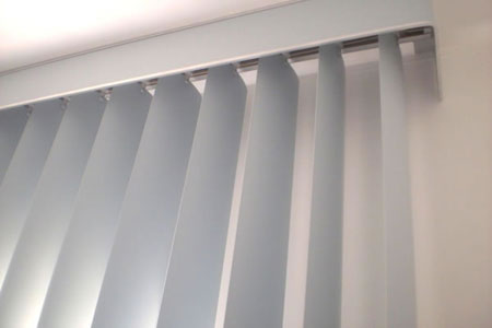 Persiana Vertical em PVC com sanefa